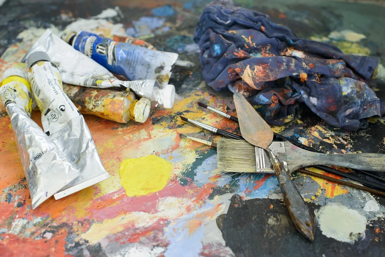 An artist’s working palette with mixed paint and brushes